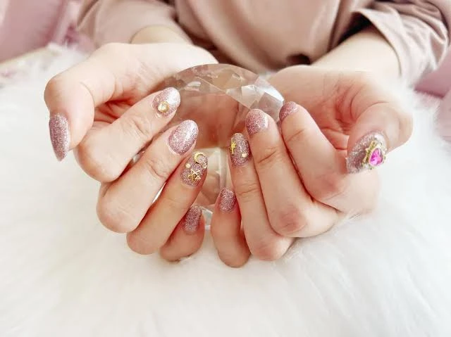 รับออกแบบร้านทําเล็บ