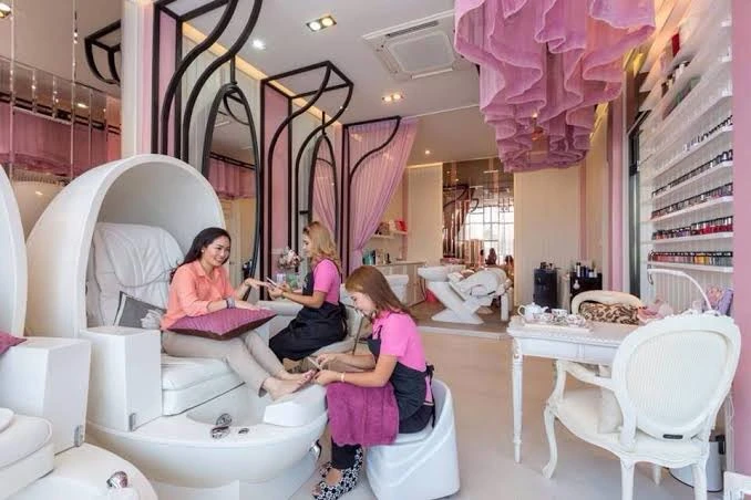 รับออกแบบร้านทําเล็บ